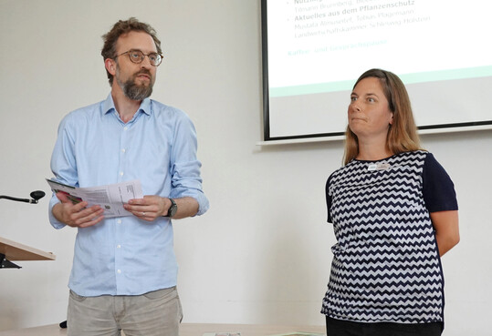 Der Sommerblumentag 2025 der Landwirtschaftskammer Schleswig-Holstein (SH) in Ellerhoop fand in Zusammenarbeit mit dem Netzwerk Ökolandbau SH der Landesvereinigung Ökologischer Landbau SH und Hamburg (LVÖ) statt, im Bild Jan-Peter Beese, Leiter Gartenbauzentrum Ellerhoop, und Nina Fröhlich, LVÖ.