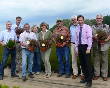V.l.n.r.: Gnter Wilde (Gartenbauberatung LLH), Ralf Fischer (Kreisgrtnermeister Offenbach), Joachim Wolf, Sibylle Wolf (beide Gartenbauunternehmer Rodgau), Claudia Jger (Erste Kreisbeigeordnete Kreis Offenbach), Gnter Keim (Vorsitzender Imkerverein Maingau), Ulrich Vogel (Geschftsfhrer ACERCA Sd), Thomas Sdler (GVBWH), Arnold Wagner (Vorstandsmitglied Imkerverein Maingau).