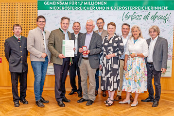 Von links: Christian Kornherr (Landwirtschaftskammer Niedersterreich  LK N), Lorenz Mayer (Vizeprsident der LK N), Johannes Schmuckenschlager (Prsident LK N), Karl Friewald, Franz Fuger, Franz Raab (Kammerdirektor), Andrea Wagner (Vizeprsidentin der LK N), Andreas Kovac, Agnes Karpf-Riegler, Gerhard Six (LK N).