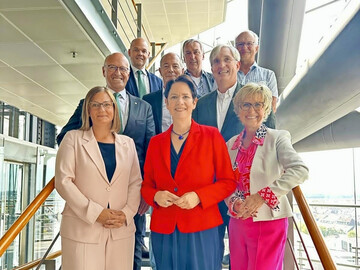 Ministerin Silke Gorien (1. Reihe, Mitte) empfing LVG-Prsidentin Eva Khler-Theuerkauf (rechts) und weitere Vertreter der Grnen Branche im NRW-Landwirtschaftsministerium.