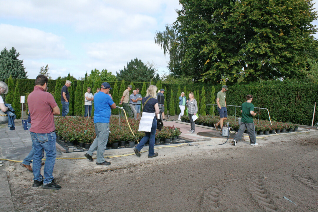 Maren Hantelmann zeigte ihre Testflchen: Auf einer versickert das Wasser, auf der anderen wird das Wasser rckgefhrt.