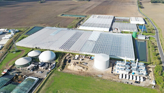 Vorne rechts im Bild ist das neue Speicherkraftwerk am Betrieb von Elsner pac in Thiendorf zu sehen.