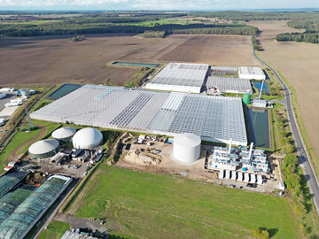 Vorne rechts im Bild ist das neue Speicherkraftwerk am Betrieb von Elsner pac in Thiendorf zu sehen. Ein Teil des ben�tigten Biogases wird direkt nebenan erzeugt.