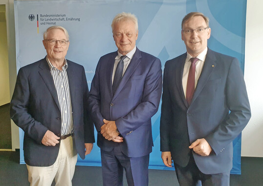 DGG-Prsident Karsten Mring (links) und Vizeprsident Dirk Louy (rechts) trafen Bundesminister Alois Rainer zu einem ersten offiziellen Gesprch im Bundesministerium fr Ernhrung, Landwirtschaft und Heimat (BMELH). 