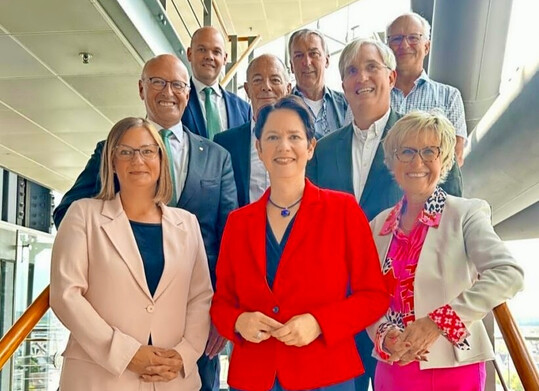 Ministerin Silke Gorien (1. Reihe, Mitte) empfing Eva Khler-Theuerkauf (r.) als Prsidentin des Landesverbandes Gartenbau NRW und weitere Vertreter der Grnen Branche im NRW-Landwirtschaftsministerium.