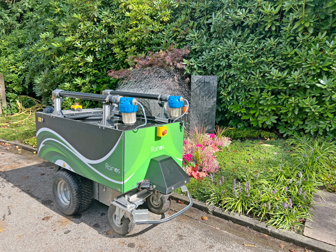 Ein moderner Gieroboter sorgt fr effiziente und ressourcenschonende Bewsserung auf dem Friedhof.