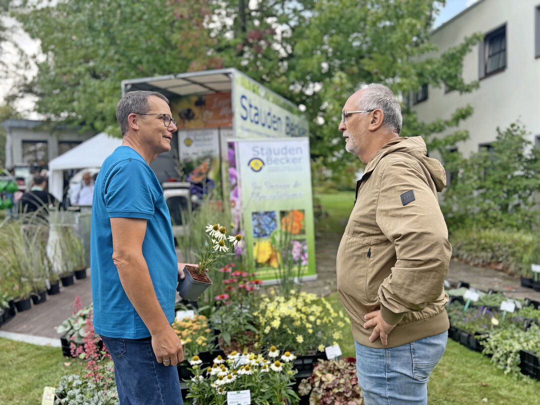 Staudengrtner Martin Becker prsentierte klimaresiliente Bodendecker fr den Friedhof.