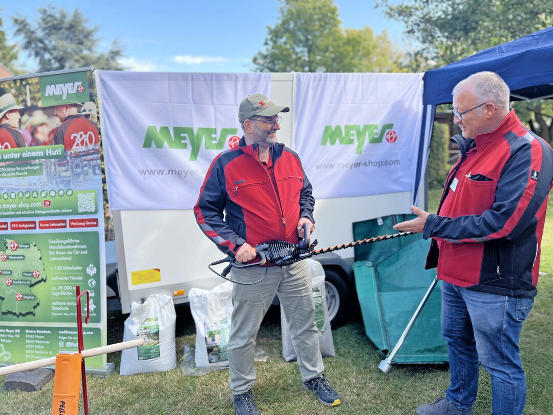 Dirk Schauff (links) stellte Arbeitsgerte von der Firma Meyer vor.