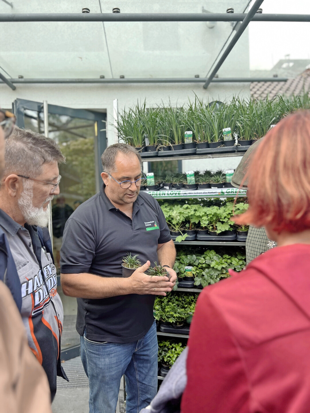 Michael Peters von der Baumschule Peters beriet Besucher zu passenden Gehlzen fr die Grabgestaltung.