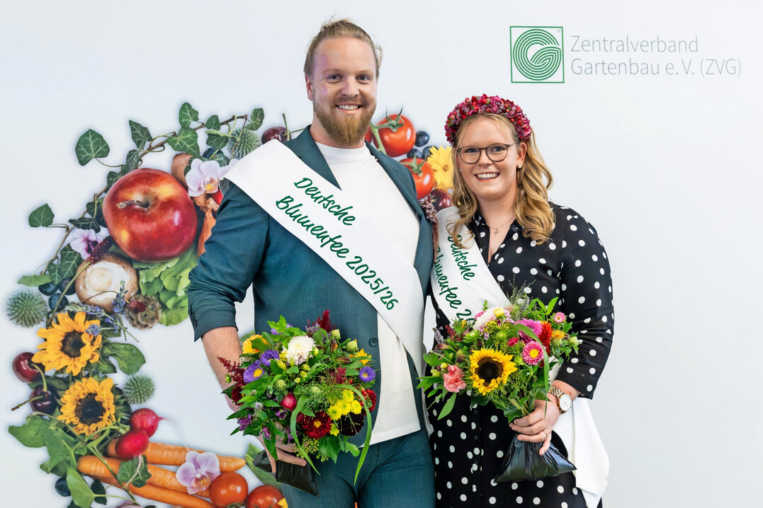 Hannes Schrader ist die Deutsche Blumenfee 2025/26, hier mit Amtsvorgngerin Anne-Marie Bals.
