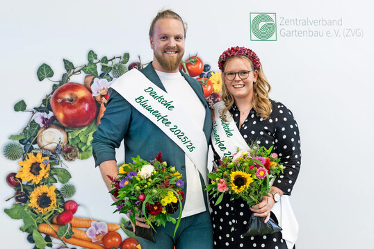 Hannes Schrader ist die Deutsche Blumenfee 2025/26, hier mit Amtsvorgngerin Anne-Marie Bals.