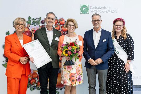 Fr sein groes Engagement fr die grne Branche wurde Dr. Dirk Ludolph mit der Ehrennadel in Silber des ZVG geehrt.