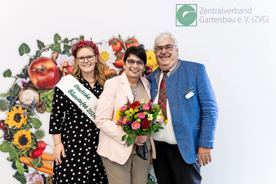 Karoline Heiser ist neue Vizeprsidentin des ZVG. Wilhelm Bck wurde wrdig verabschiedet. Links die Deutsche Blumenfee Anne-Marie Bals 2024/2025