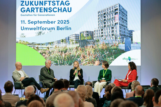 Vier Keynotespeaker:innen bei der Diskussion  von links: Christian Hansen, Thies Schrder, Nina Kolleck, Christiane Varga und Moderatorin Katie Gallus.