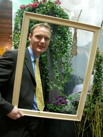 „Aus dem Rahmen fällt in diesem Jahr mit Sicherheit unsere Verbenen-Serie „Vectura“ von Kiepenkerl. Diese Serie wächst kompakt und blüht reichlich über die ganze Pflanze verteilt. Sie ist einfach zu kultivieren und der Endverbraucher hat viel von ihr, weil sie mehltautolerant ist und den ganzen Sommer durchblüht. Ich heirate diesen Sommer und werde die leuchtenden Blüten der „Vectura“ zur Dekoration der Hochzeits-Gartenparty verwenden.“