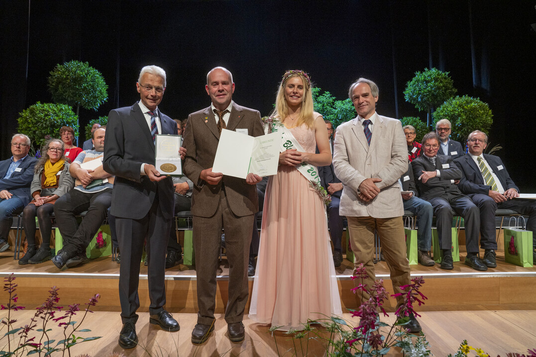 Die Ehrenpreis des Bundesministeriums fr Ernhrung und Landwirtschaft
im Bereich Blhende Topfpflanzen, Grnpflanzen und andere Klassen als Einzelaussteller im Hallenschauwettbewerb wurde fr hervorragende Leistungen in Gold an E. Heublein Gartenbau, Kassel verliehen. Edwin Heublein nahm den Preis entgegen. 

