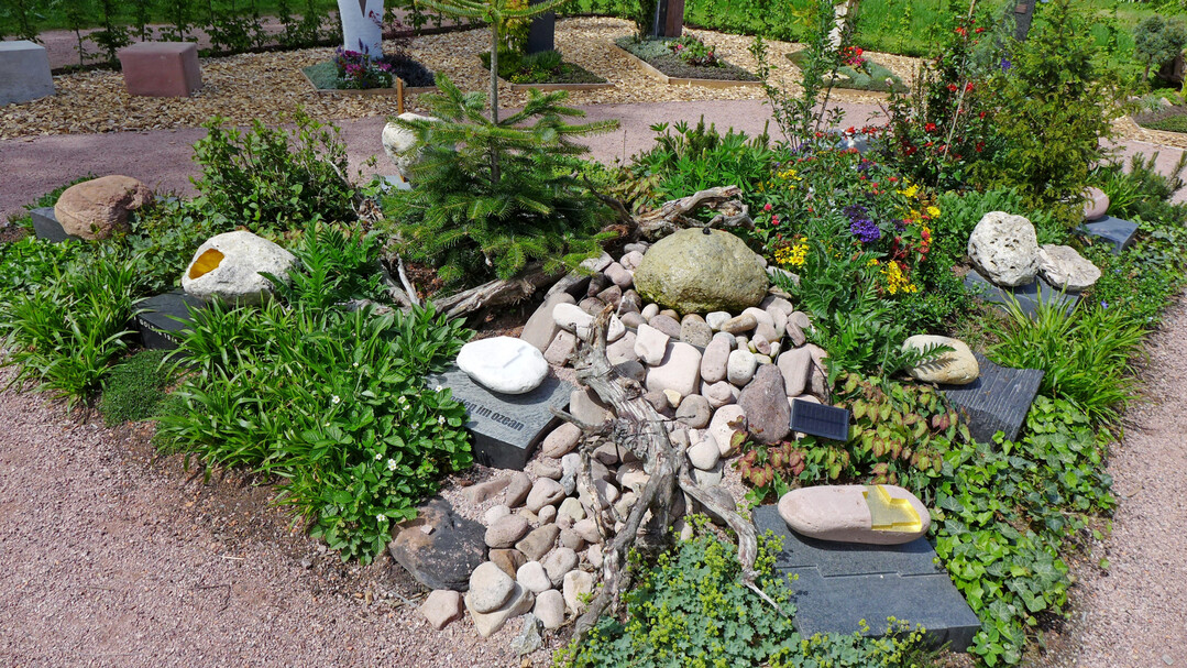 Bei den Gemeinschaftsgrabsttten waren die Namen der Personen auch auf individuellen Grabzeichen ablesbar. Die verschiedenen Gestaltungen von geometrisch ber geschwungen mit integrierten Figuren und Objekten gingen sanft ineinander ber. 