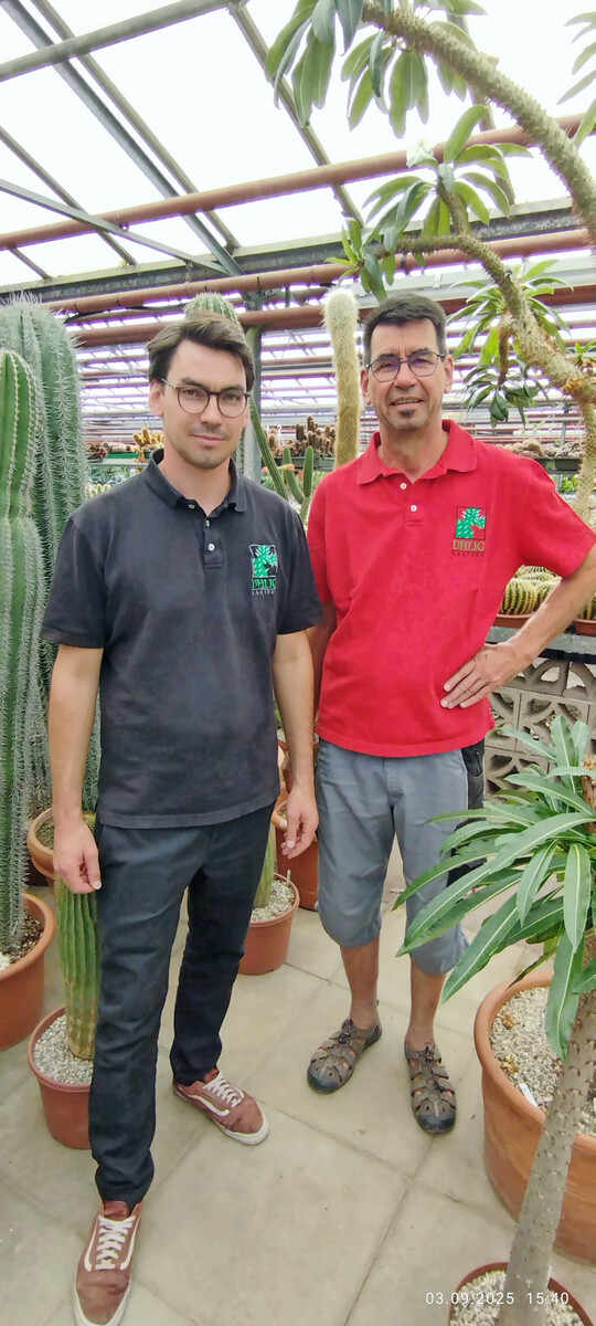 Johannes Uhlig (im Bild links, daneben sein Vater Matthias Uhlig) wird die Gärtnerei in 3. Generation fortführen. Kürzlich hat er die Betriebs- und Produktionsleitung übernommen.