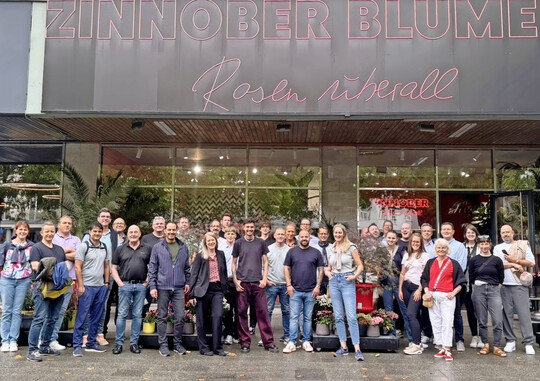 Die BGI-Mitglieder vor Zinnober Blumen am Kurfrstendamm.
