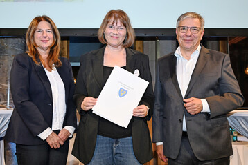 Fr die Gartenbau-Versicherung nahm Nachhaltigkeitsbeauftragte Anette Raschdorf (Mitte) die Urkunde von Oberbrgermeister Gert-Uwe Mende und Brgermeisterin Christiane Hinninger entgegen.