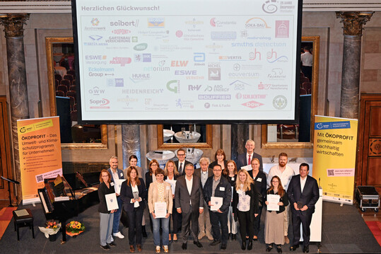 Die Teilnehmenden, die erstmals das koprofit-Programm der Stadt Wiesbaden durchlaufen haben, bei der feierlichen Zertifikatsverleihung im Kurhaus in Wiesbaden. 