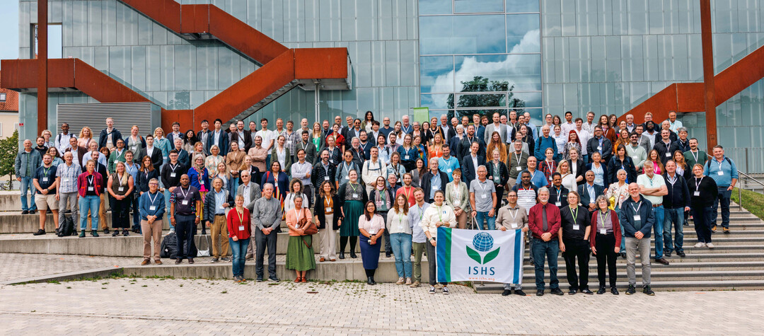 Teilnehmende und Organisationsteam des ISHS-Symposiums vor dem D1-Gebäude der Hochschule Weihenstephan-Triesdorf in Freising