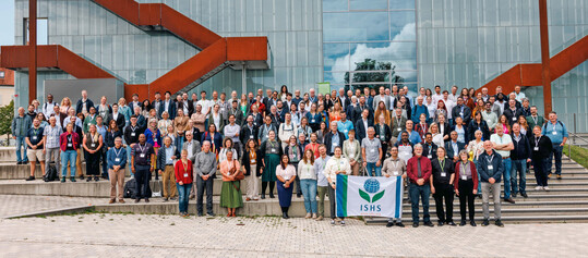 Teilnehmende und Organisationsteam des ISHS-Symposiums vor dem D1-Gebude der Hochschule Weihenstephan-Triesdorf in Freising