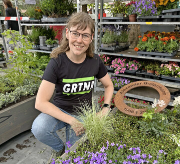 Ricarda Stedron hat Garten- und Landschaftsbau gelernt und arbeitet bei der Stadt Bad Bevensen im öffentlichen Grün. Sie begründet ihre Mitgliedschaft bei den Junggärtnern: „Die Mitgliedschaft bringt Einblicke in andere Sparten des Gartenbaus wie den Zierpflanzenbau oder Friedhofsgartenbau. Ich finde die angebotenen Exkursionen zu Betrieben interessant. Im Angebot sind sogar Bildungsreisen, ich freue mich derzeit auf das Seminar Alpengarten Schachen mit Hüttenübernachtung.“