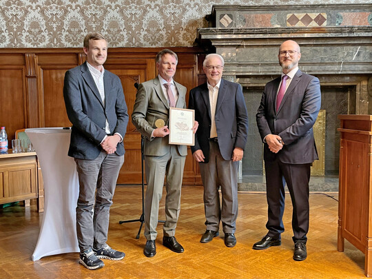 Von links: Jan Gerd Bruns (Baumschule Bruns), Karsten Mring (DGG-Prsident), Rdiger Dittmar (Leiter des Amtes fr Stadtgrn und Gewsser der Stadt Leipzig) und Dr. Moritz Patzer (Patzer Verlag).