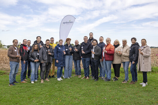 Gianluca Antoniazzi (links im Bild) erluterte den Weinanbau am Niederrhein und lud die Gste von Agrobusiness Niederrhein ein, seine Weine zu probieren. 