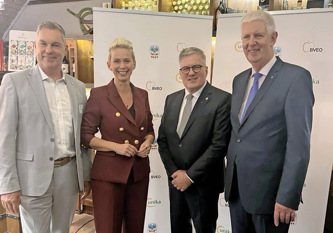 Von links: Johannes Bliestle (Vorsitzender BVEO), Silvia Breher (Parlamentarische Staatssekretrin BMLEH), Thomas Herkenrath (Prsident DKHV) und Olaf Feuerborn (Vorsitzender UNIKA).
