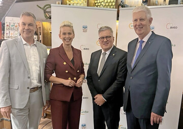 Von links: Johannes Bliestle (Vorsitzender BVEO), Silvia Breher (Parlamentarische Staatssekretrin BMLEH), Thomas Herkenrath (Prsident DKHV) und Olaf Feuerborn (Vorsitzender UNIKA).