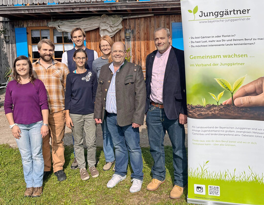 Der neue Landesvorstand mit den Ehrengsten vom Bayerischen Grtnereiverband, von links: Franziska Hofmann, Robin Beetz, Magdalena Pfab, Maxi-Felix Bhm, Maria Ptzig, Herbert Puffer und Christian Prentl.