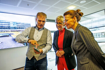 Herbert Siemes (Gärtnerei Viehweg) erläutert Staatssekretärin Rita Schwarzelühr-Sutter (rechts) und Präsidentin Eva Kähler-Theuerkauf die Funktionsweise des Plantile-Systems für die neuen Gründächer am Borussia-Park.