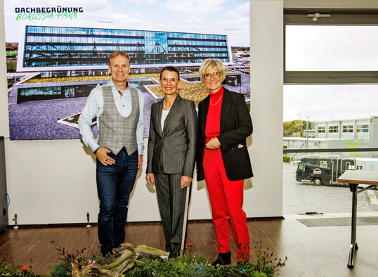 Erfolgreiche Zusammenarbeit von Gartenbau, Sport und Politik: Rita Schwarzelühr-Sutter (Mitte) überreichte den Förderbescheid.