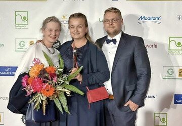 Marie-Luise Schachtschneider (Mitte) ist Taspo-Newcomerin des Jahres 2025, auf dem Bild mit ihrem Partner Markus Hemmje und ihrer Mutter Susanne Schachtschneider.