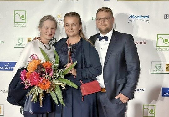 Marie-Luise Schachtschneider (Mitte) ist Taspo-Newcomerin des Jahres 2025, auf dem Bild mit ihrem Partner Markus Hemmje und ihrer Mutter Susanne Schachtschneider.