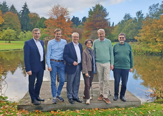 Von links.: Dr. Dirk Louy, DGG-Vizeprsident, Jan-Gerd Bruns (Geschftsfhrer Baumschule Bruns), Karsten Mring (DGG-Prsident), Bettina de la Chevallerie (DGG-Geschftsfhrerin), Jan-Dieter Bruns (Geschftsleitung), Wolfram Vaitl (Mitglied des geschftsfhrenden Vorstands der DGG).