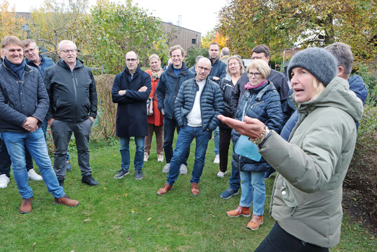 Ein wertvoller Blick in eine fr viele Zierpflanzengrtner eher fremde Welt war der Besuch in der Mnchner Kleingartenanlage NW18, in der die meisten Pchter naturnah grtnern, wie Landesfachberaterin Angelika Feiner (rechts) erklrte.