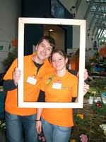 „Caroline Horst: Die Bildung der Amis fällt aus dem Rahmen. Stefan Zuber: Aus dem Rahmen fällt die außergewöhnliche Zusammengehörigkeit der Junggärtner.“