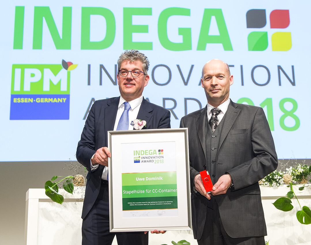 Verleihung des INDEGA-IPM Innovation Award 2018. Frank Lock (links), Prsident der Interessenvertretung der Deutschen Industrie fr den Gartenbau e.V. berreichte den INDEGA-IPM Innovation Award 2018 an Uwe Dominik.