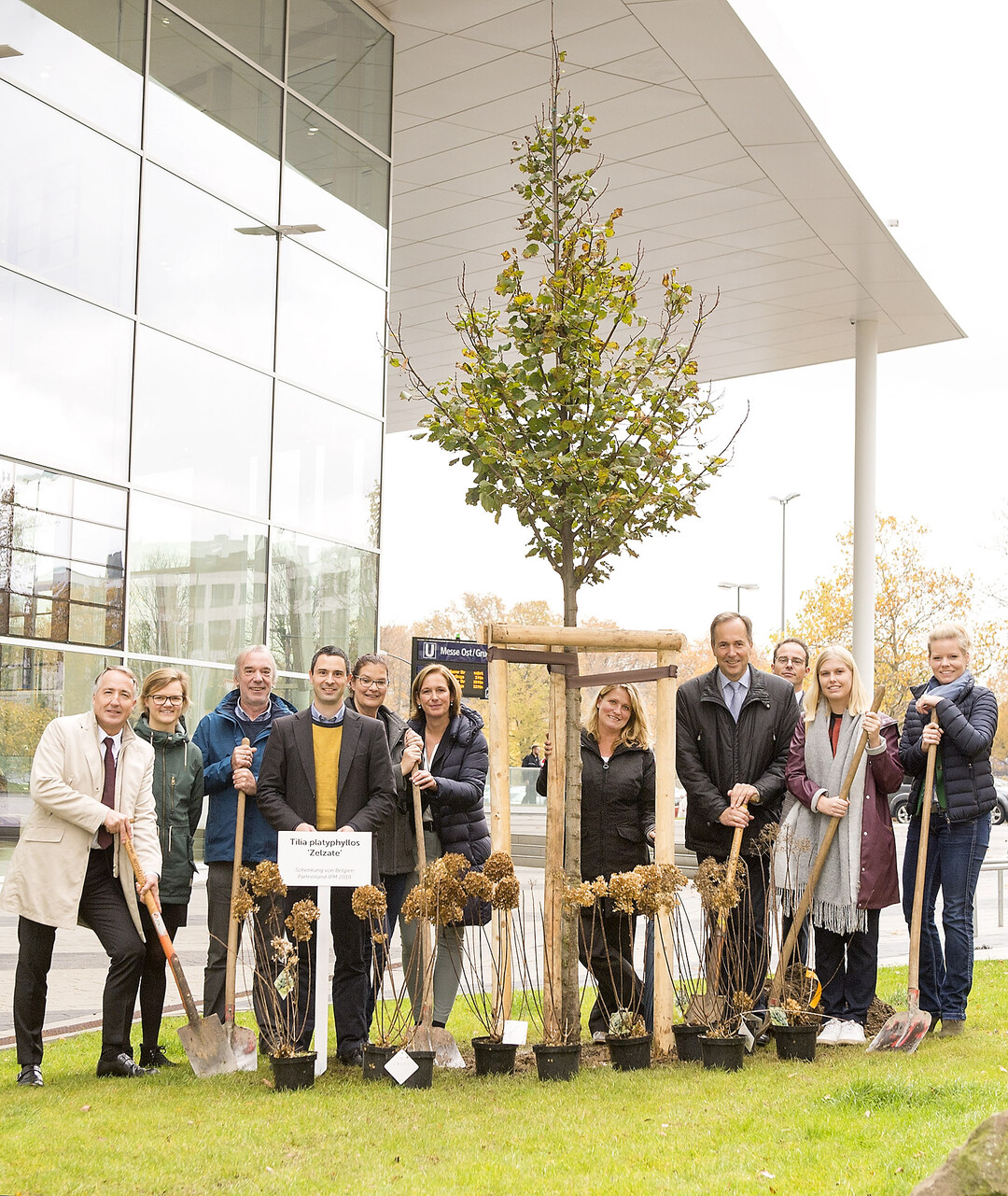 Partnerland Belgien schenkt der Messe Essen als Symbol der Verbundenheit zur Weltleitmesse des Gartenbaus IPM ESSEN eine Sommerlinde. Im Bild von links nach rechts: Oliver P. Kuhrt, Geschftsfhrer der Messe Essen; Miet Poppe, Fachberaterin fr die Baumschulwirtschaft beim Belgischen Verband fr Zierpflanzenbau AVBS; Lucien Verschoren, Vorsitzender der AVBS-Fachgruppe Baumschulwirtschaft; Pieter Van Oost, AVBS-Geschftsfhrer; Andrea Hlker, Projektleiterin, Messe Essen; Ilka Zoppa, Referentin Marketing, Messe Essen; Sabina Grokreuz, Geschftsbereichsleitern Marketing; Helmut Rskamp, Vize-Prsident des Landesverbandes Gartenbau Nordrhein-Westfalen; Koen Vanswijgenhoven, Geschftsfhrer Deutschland von Flanderns Agrar-Marketing-Bro VLAM; Marie Arnauts, VLAM-Promotion-Managerin Grne Branche; Daniela Mhlen, Geschftsbereichsleiterin Kommunikation & Werbung, Messe Essen.