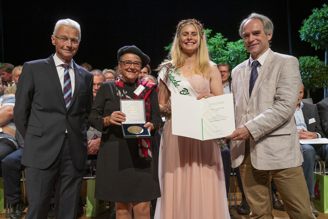 Den Ehrenpreis des Bundesministeriums fr Ernhrung und Landwirtschaft
im Bereich Schnittblumen im Hallenschauwettbewerb
fr hervorragende Leistungen in Bronze wurde an Dahlien-Schwieters GbR aus  Legden verliehen. Den Preis nahm stellvertretend Marlies Holiet-Franken entgegen.
