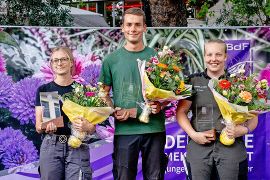 Die glcklichen Gewinner: 1. Platz Samuel Bauer aus Baden-Wrttemberg (Mitte), 2. Platz Jasmin Laudenbach aus Niedersachsen (links), 3. Platz Marie Dreike aus Rheinland-Pfalz.