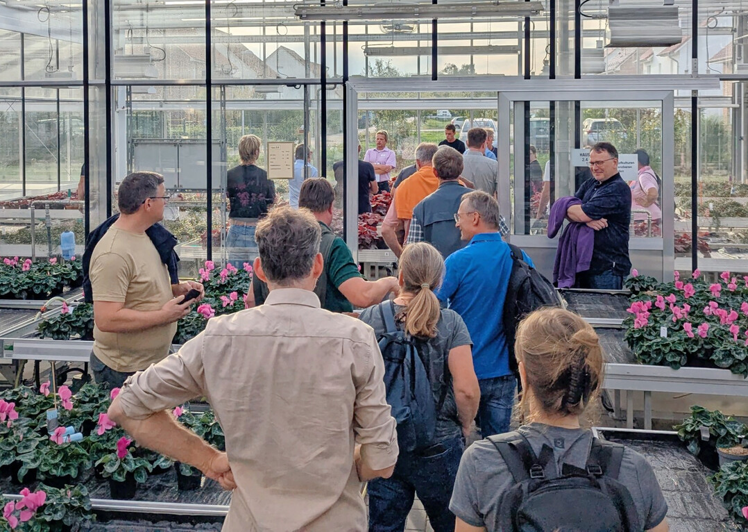 Besichtigung und Fachgespr�ch im Gew�chshaus in Ahlem.