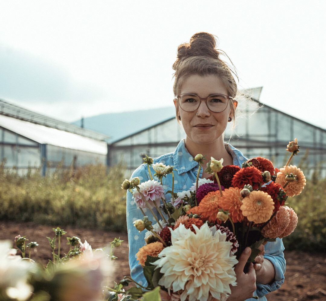 Sonia Grimm und Vater Markus Schm�lzle haben von der Monokultur Rosen auf ein buntes Bio-Schnittblumenprogramm umgestellt.