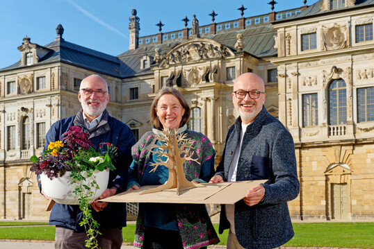 Pflanzenkoordinator Stephan Wartenberg, Designerin Bea Berthold und Tobias Muschalek, Geschäftsführer der Fördergesellschaft Gartenbau Sachsen (v.l.n.r.), haben bei einem Pressetermin am 5. November 2025 im Palais im Großen Garten Dresden das Konzept für den Dresdner Frühling im Palais 2026 vorgestellt. Deutschlands bedeutendste Indoor-Frühlingsblumenschau mit etwa 40.000 blühenden Pflanzen und Meisterfloristik ist nach drei Jahren Pause vom 27. Februar bis 8. März 2026 zu erleben.Höhepunkt ist eine etwa sechs Meter hohe Baumskulptur im Festsaal - im Bild als Modell. Der Vorverkauf hat begonnen.