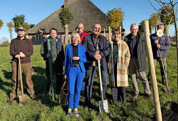 15 Apfelbäume in alten Sorten spendete der Baumschulverband BdB Schleswig-Holstein zum Jubiläum: Verbandsgeschäftsführer Dr. Frank Schoppa (Mitte) eingerahmt von Dr. Kerstin Poehls (rechs), Direktorin des Freilichtmuseum Molfsee und Dr. Imke Lüders (links), Geschäftsführerin Schleswig-Holsteinisches Freilichtmuseum