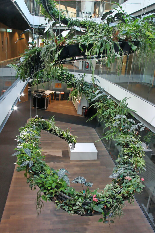 Die „Spiral Hanging Gardens“, ein Projekt von aplantis und Sumser Raumbegrünung, ziehen sich mit üppigem Blattwerk über drei Etagen.