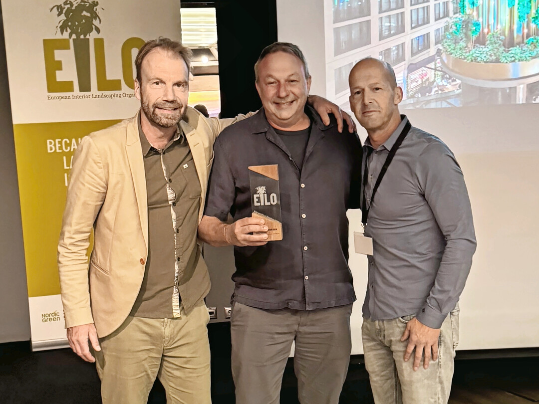 Das Gemeinschaftsprojekt Living Tree erhielt den Eilo Award in Gold. Danny Gerritson (rechts) von Nieuwkoop Europe, einem der Hauptsponsoren der Awards, freut sich gemeinsam mit Element Green Partner Alexander Hildebrand und Element Green Geschäftsführer Michel Aebi (links)